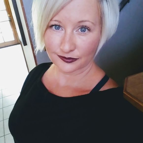Meet the Posher Other - Meet your Posher, Holly
